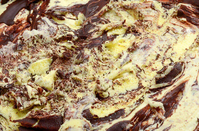Detalle del helado cremoso con chocolate de Moratto