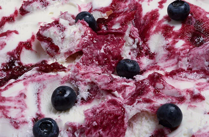 Detalle del helado con frutos rojos de Moratto